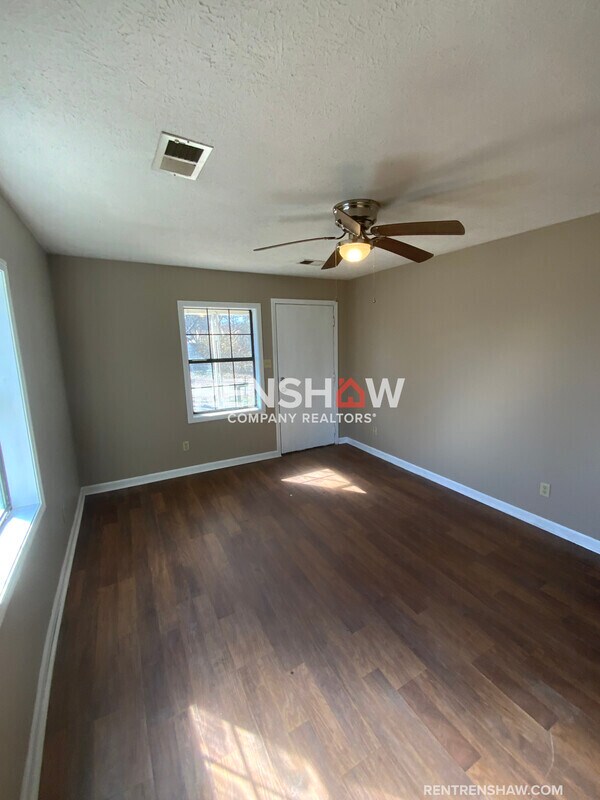 Building Photo - 212 Parks Dr