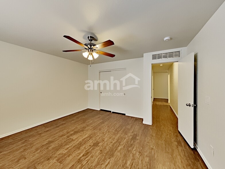 Building Photo - 16043 W Vogel Ave