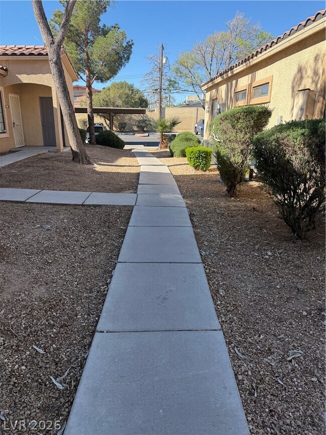 Building Photo - 2060 Rancho Lake Dr