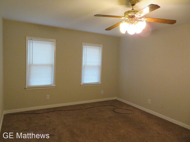 Building Photo - 4 br, 2.5 bath House - 120 Lakeside Drive