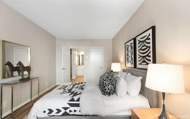 Building Photo - 240 Lombard St