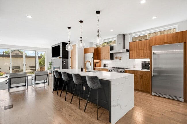 Building Photo - Luxury 4BD, 5BA Duplex in LoHi with Covered Rooftop Deck