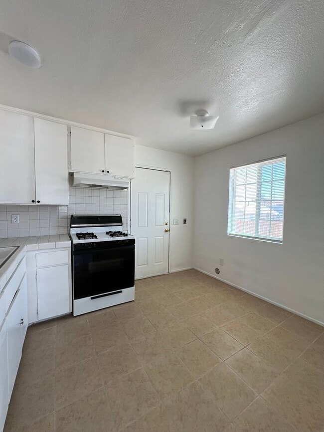 Building Photo - 1 Bedroom 1 Bathroom House with Fenced Yard+