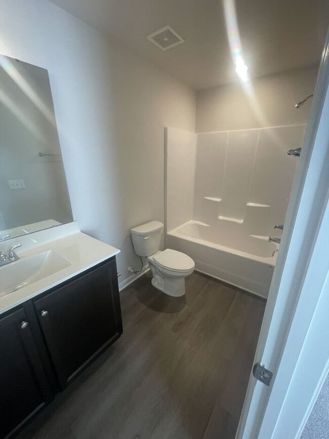 Building Photo - 3 Bedroom 2.5 Bathroom Townhome!