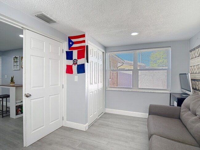 Building Photo - 5913 Appletree Rd