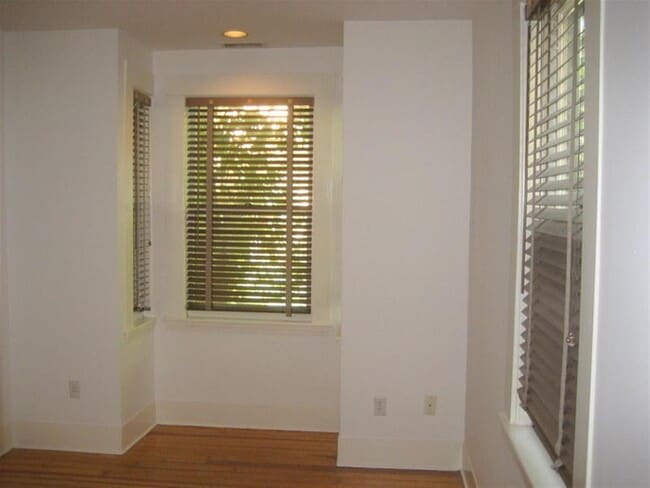 Building Photo - 339 Broadway