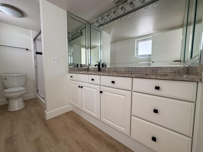 Building Photo - 1110 Bel Air Dr
