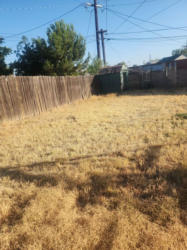 Building Photo - Lovely property in Bakersfield – 10 Minute...
