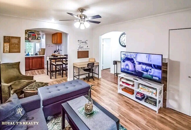 Building Photo - 707 Sprucewood Ln