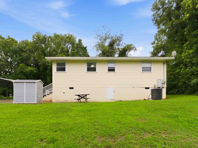 Building Photo - 3 Pine Ln