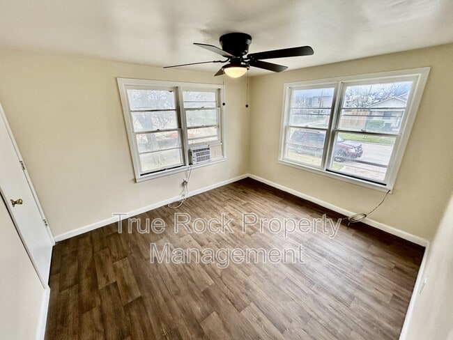 Building Photo - 427 S Center Ave