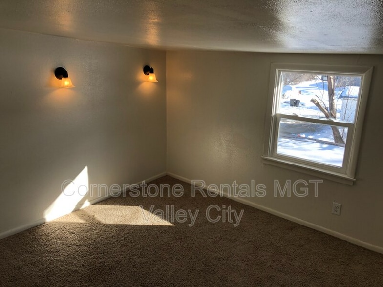 Building Photo - 424 6th Ave NE