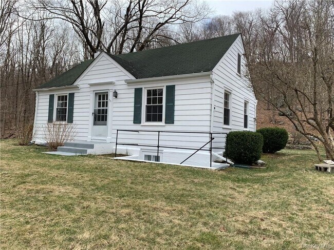 Building Photo - 336 Armonk Rd