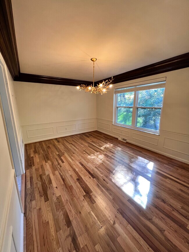 Building Photo - 680 Overland St