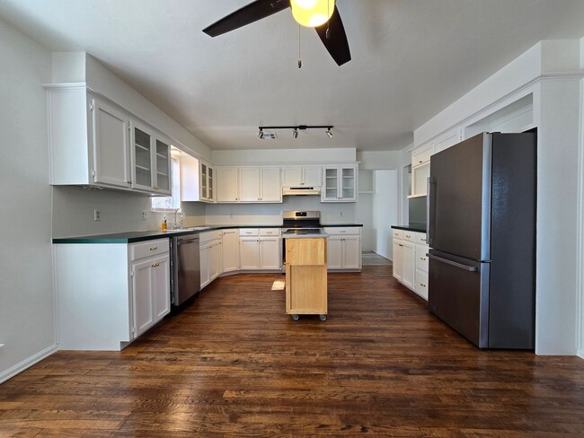 Building Photo - Remodeled 3 bed 2 bath home in Asher!