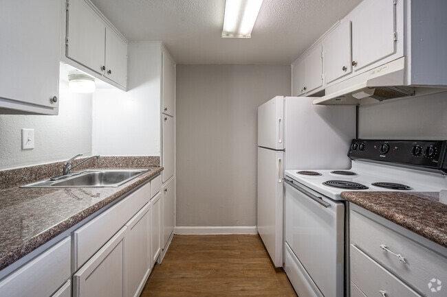 Studio - 550SF - Braeswood Plaza