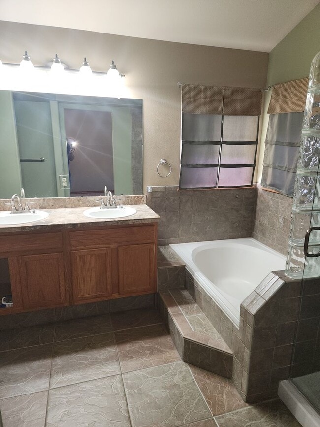 Building Photo - N/E home with 4 bed, 4 baths, 2 car garage!