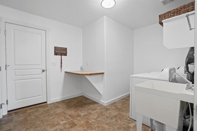 Building Photo - 11230 Silver River Loop