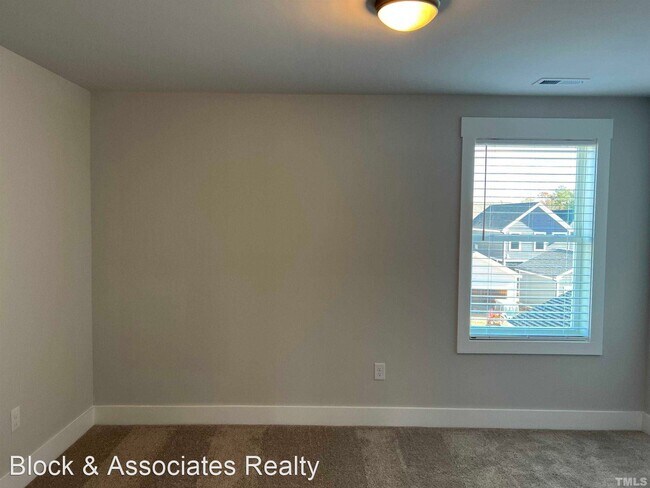 Building Photo - 3 br, 2.5 bath House - 682 Vine Parkway