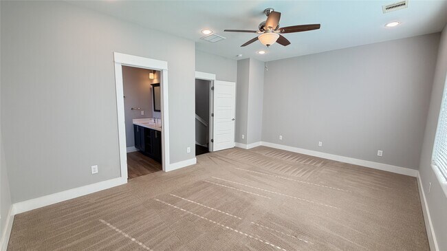 Building Photo - 605 Bayou St