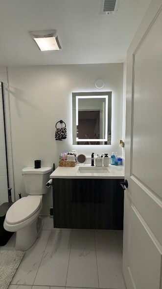 Building Photo - 2175 N Maplewood Ave