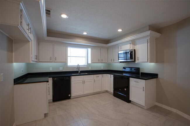 Building Photo - 16042 Bear Hill Dr