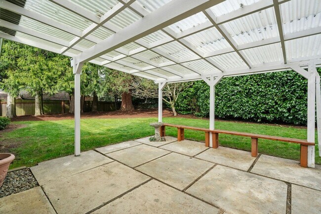 Building Photo - 3Bd/1.75Ba Bellevue House