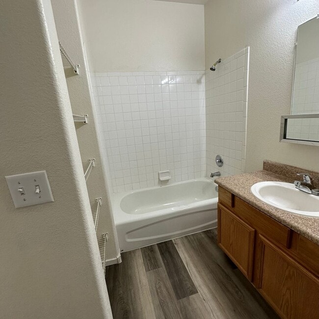 Building Photo - 2 bedroom/2 baths condo