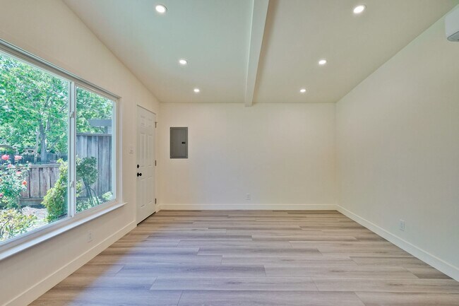 Building Photo - Charming updated 3 bedroom, 1 bathroom hom...