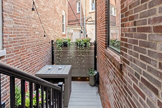 Building Photo - 55 Hull St