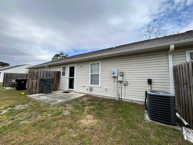 Building Photo - Silver Creek Village | 2 Bed, 2 Bath | Mon...