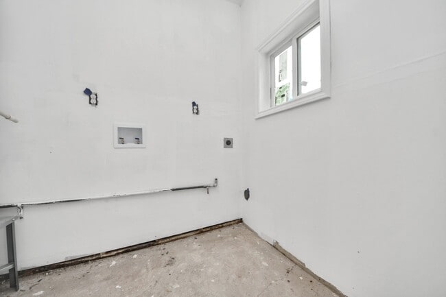 Building Photo - 710 Canary Cir