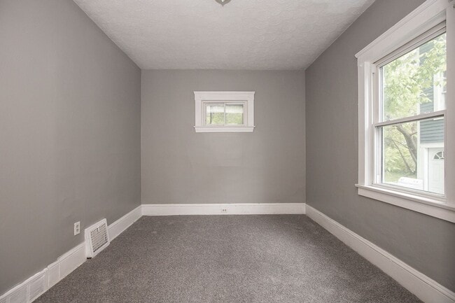 Building Photo - 4 BED 1 BATH SINGLE FAMILY HOME IN CLEVELAND!