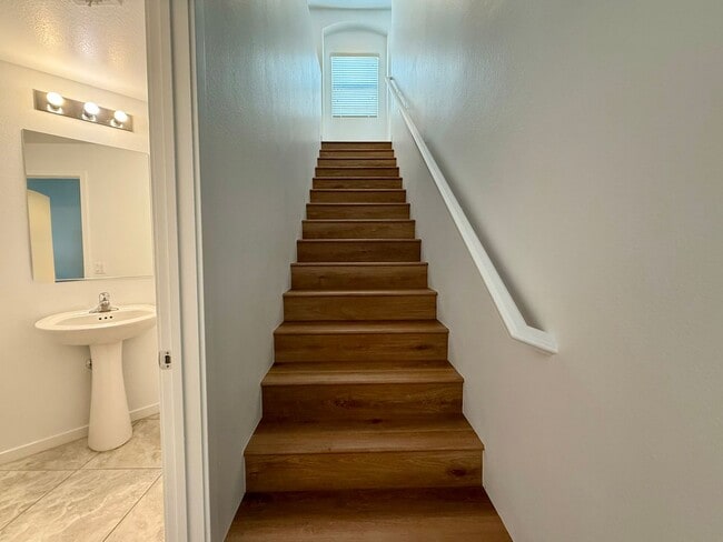 Building Photo - 4 BED, 2.5 BATH, 2 CAR-GARAGE, TWO-STORY, SINGLE FAMILY HOME FOR RENT w/ COMMUNITY POOL & SPA