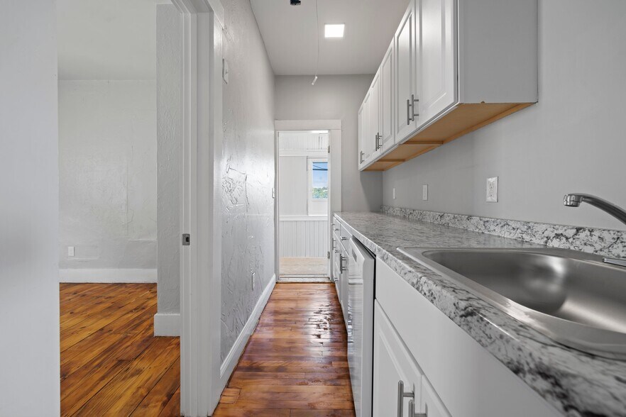 Building Photo - 12 Shamrock St