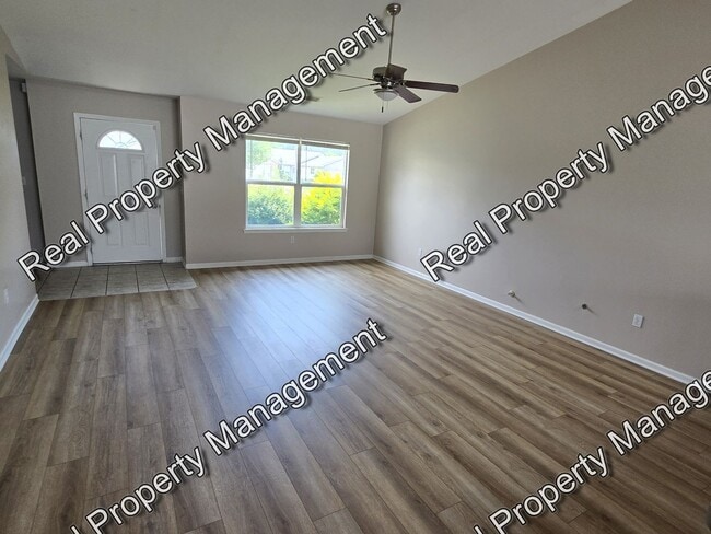 Building Photo - Updated Three Bedroom Duplex