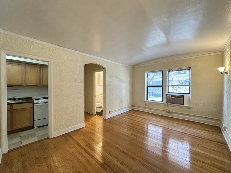 Building Photo - 566 W Arlington Pl