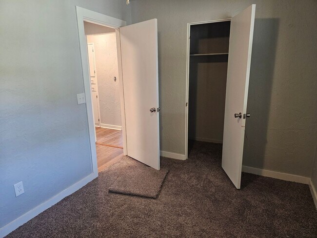 Building Photo - 3 bed 2 bath Newly Renovated Home For Rent