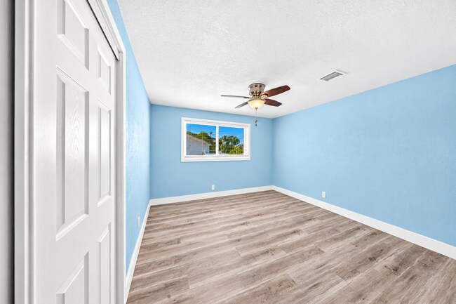 Building Photo - 115 Country Club Dr