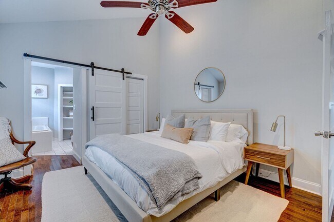 Building Photo - Midtown Rental in Forest Hills