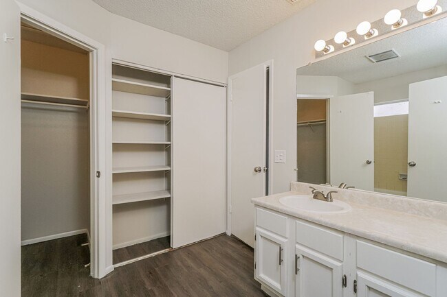 Building Photo - Recently updated-4 Bedroom house located about 11  miles from Randolph Air Force Base