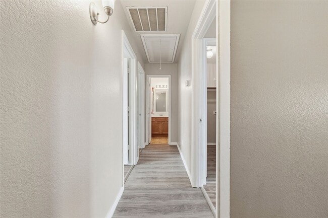 Building Photo - 2316 Kingsway Dr