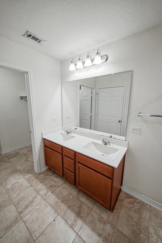 Building Photo - Stylish 3BR + Flex Home with Solar Near Randolph AFB - Realtor Commission: $500