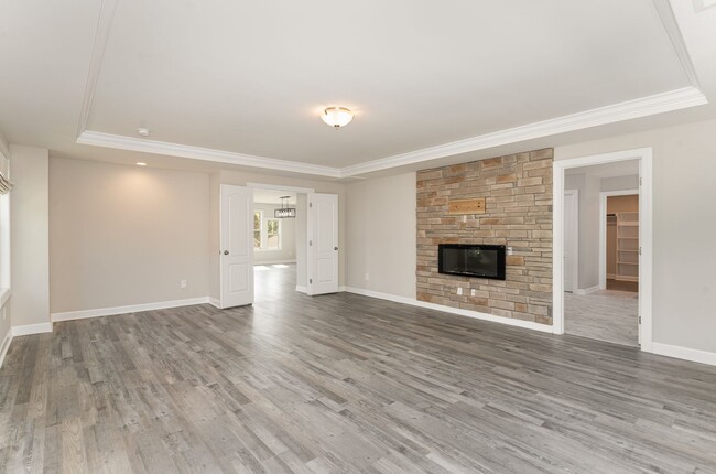 Building Photo - Gorgeous 5 Bedroom Home with First Floor I...