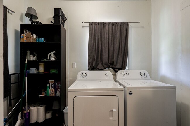 Building Photo - Fully Furnished in Owen Park!