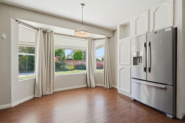 Building Photo - Mesa 4 Bed Single-Level Home • 2,044 Sq Ft • Oversized Yard • Stapley & McKellips