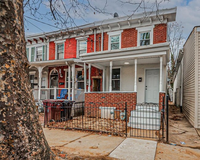 Building Photo - Two bedroom 1 1/2 bath townhouse