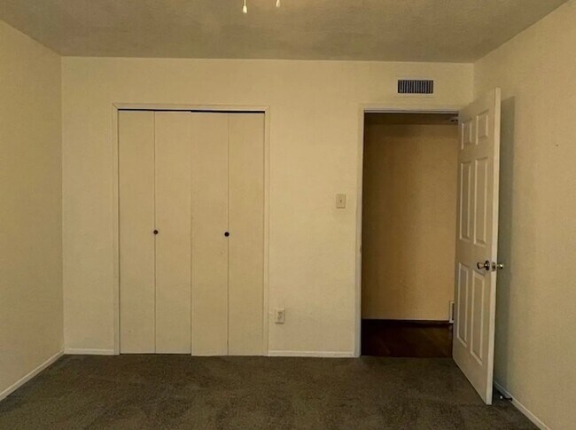 Building Photo - 3404 Livingston Ln