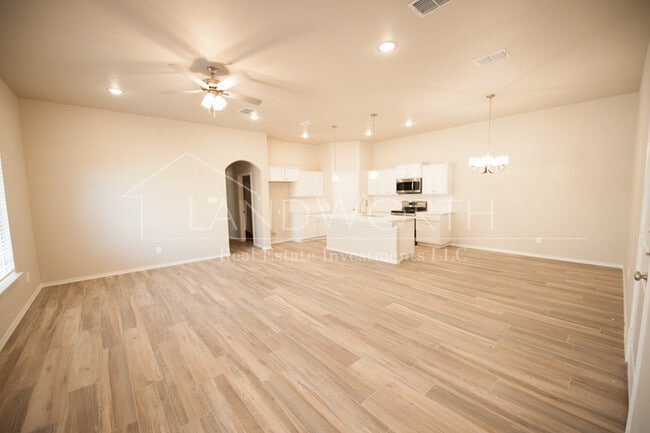 Building Photo - 3/2/2 Townhome near high school