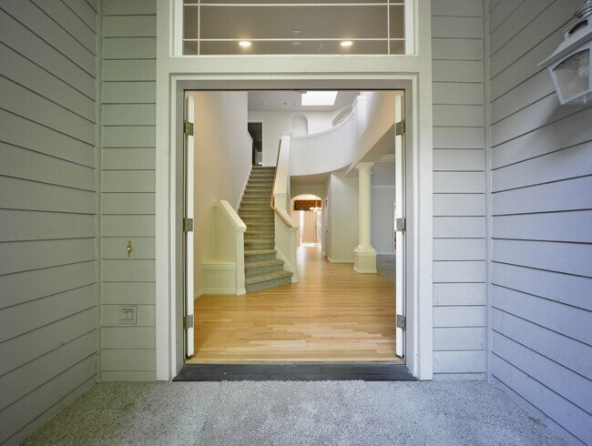 Building Photo - Nice 5 Bed / 2.5 bath house for rent in Kenmore.